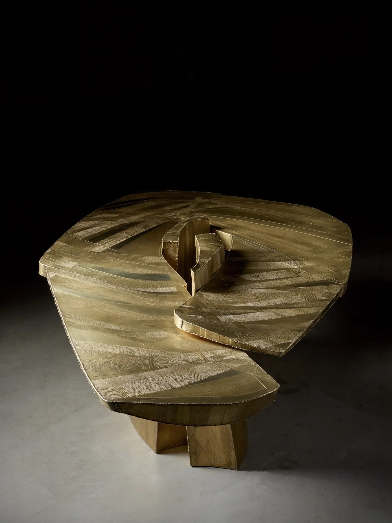 ZEPHYR  |  Dining Table