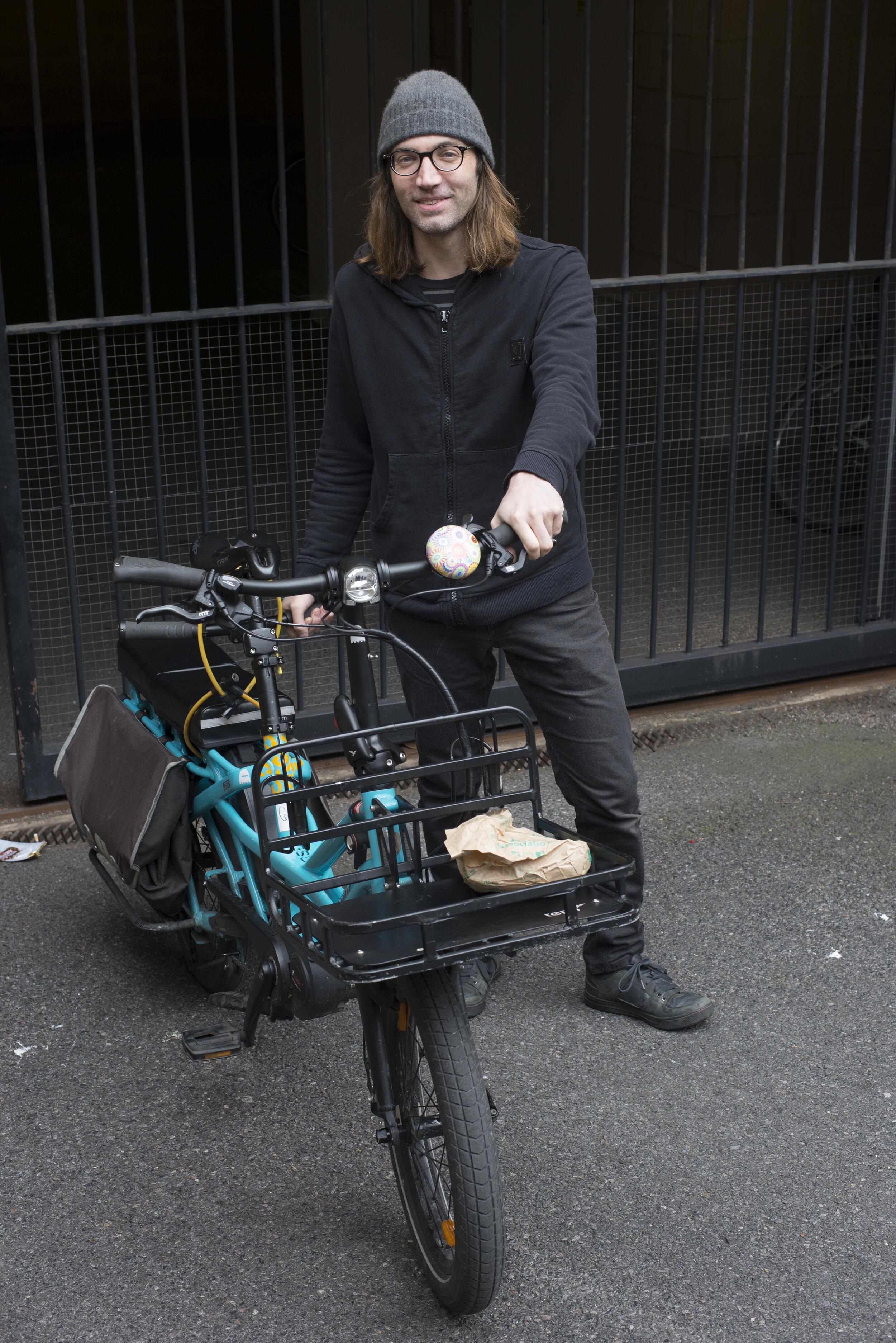  James Holloway, with his Tern GSD Cargo bike, used for food deliveries for Made In hackney.  cyclelondon.org   Cycle Skills, Bike Maintenance, Community Cycling, Consultancy. 