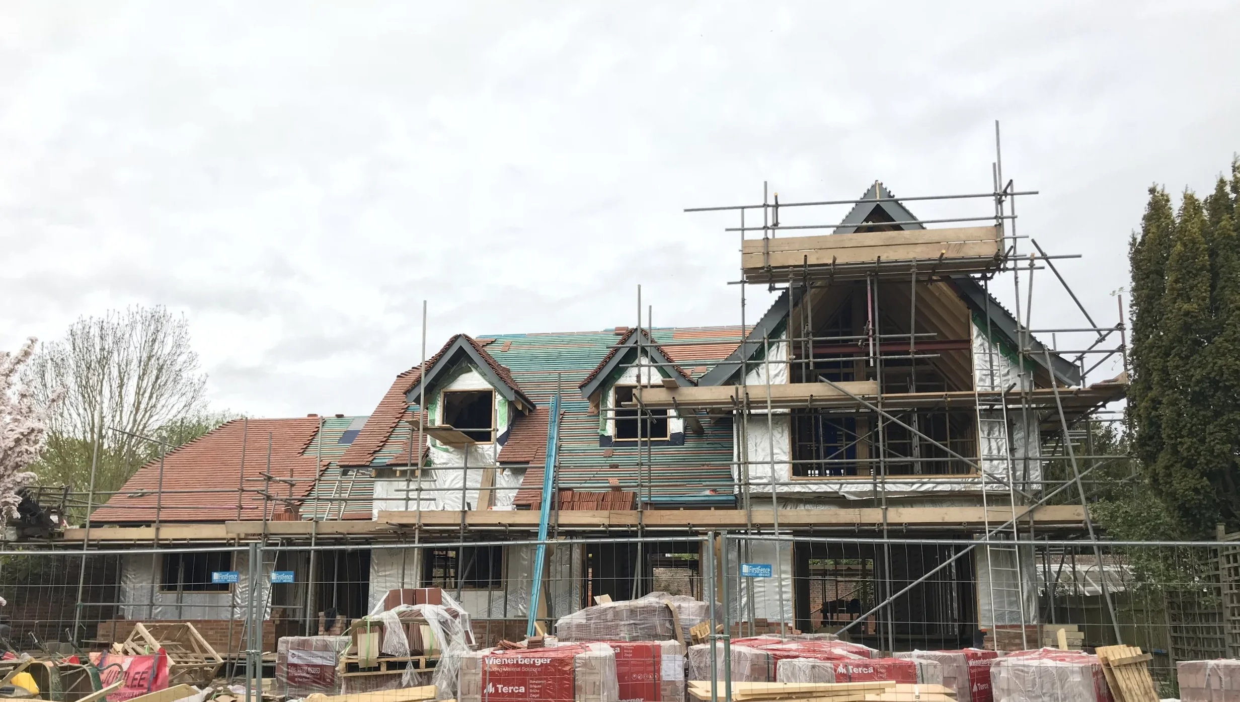 new build project - pangbourne: roof tiling has begun