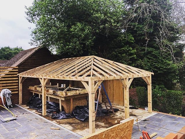 Garden Bar and landscaping project - Sandhurst: erecting the timber canopy for the bar