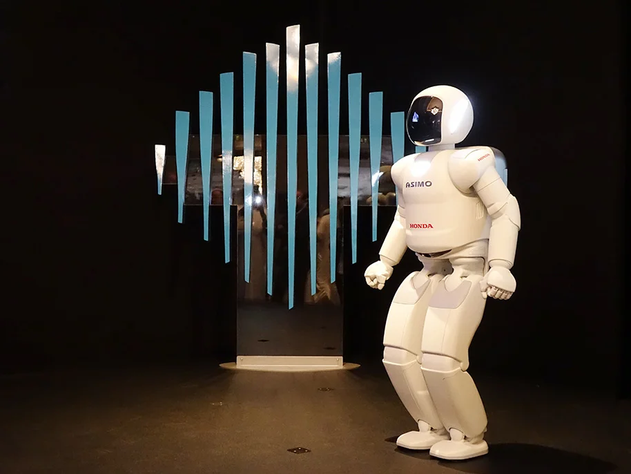 ASIMO_on_Stage_in_Dubai_914x686.jpg