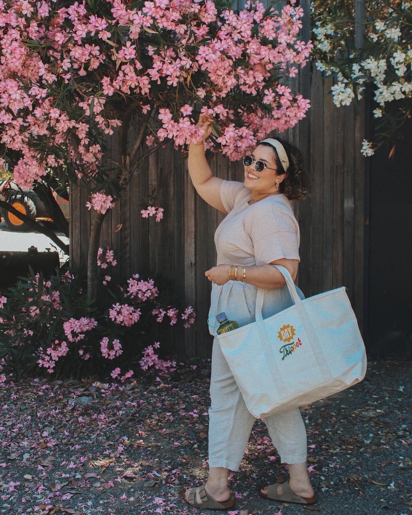 I&rsquo;ve got my bottle + tote in hand, some sunnies, and my SPF - let&rsquo;s go!!! ☺️ Join me and make the most of your summer with @zappos and @llbean and enter their awesome giveaway on Zappos&rsquo; IG! See their page for more info and to enter