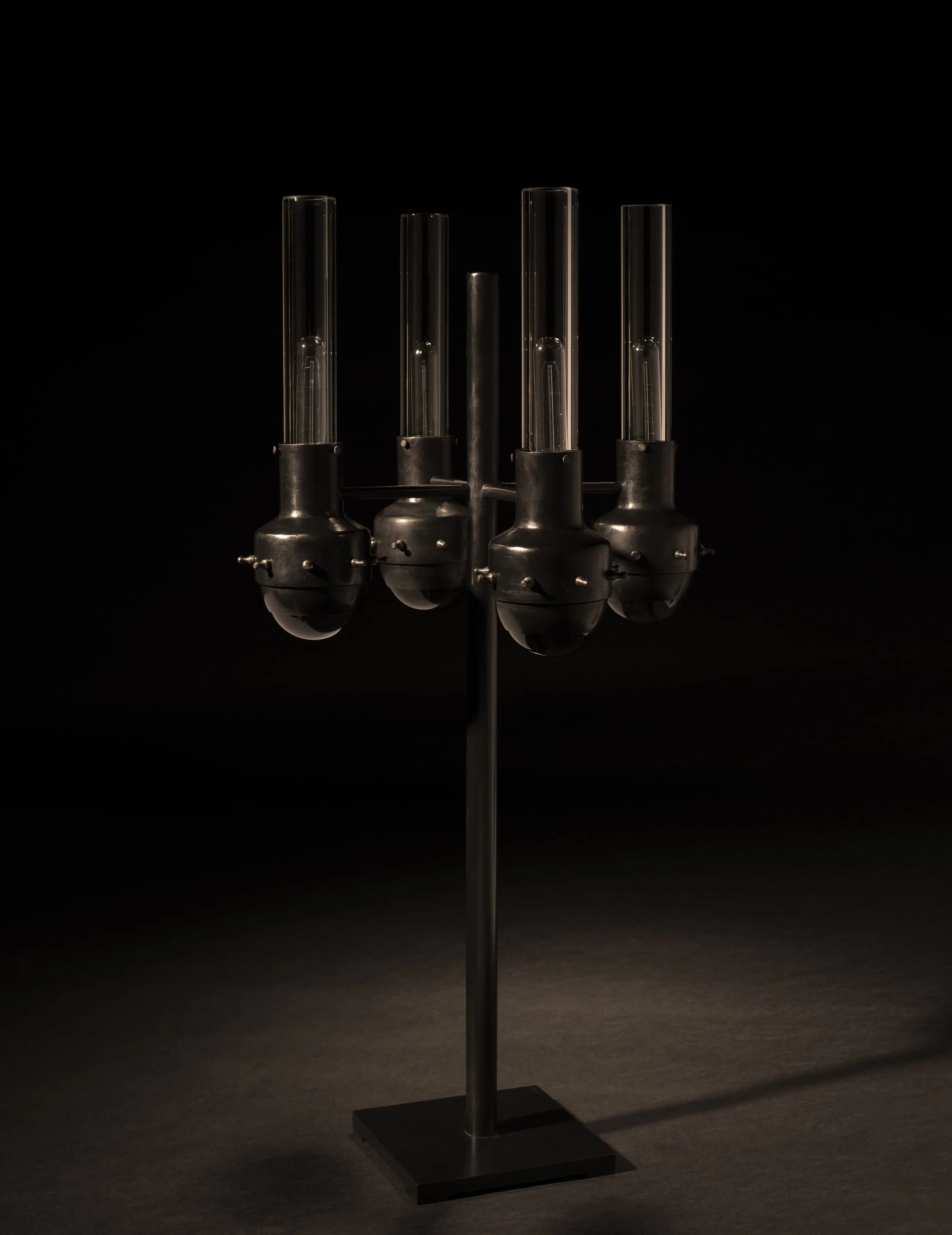 Quad_table_lamp_pequod_OFF.jpg