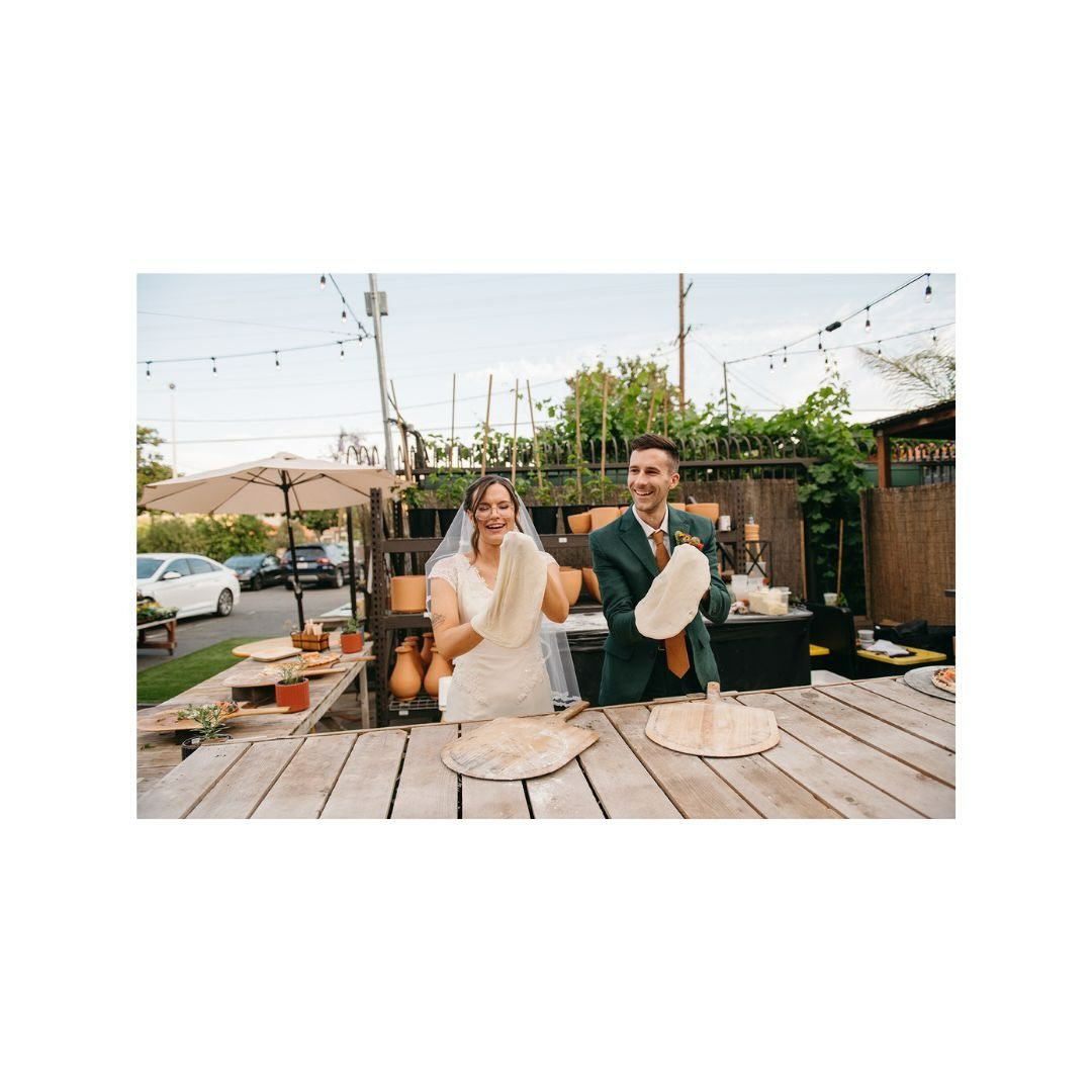 Pizza, cake and flowers!

@bluemooneventplanning
@figearthsupply
@fireandwoodcatering
@barflybartending