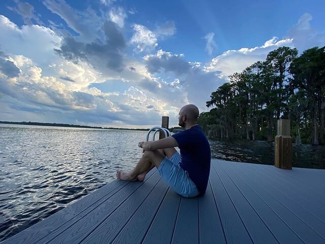 🎶🎵sittin on the dock of the bay...