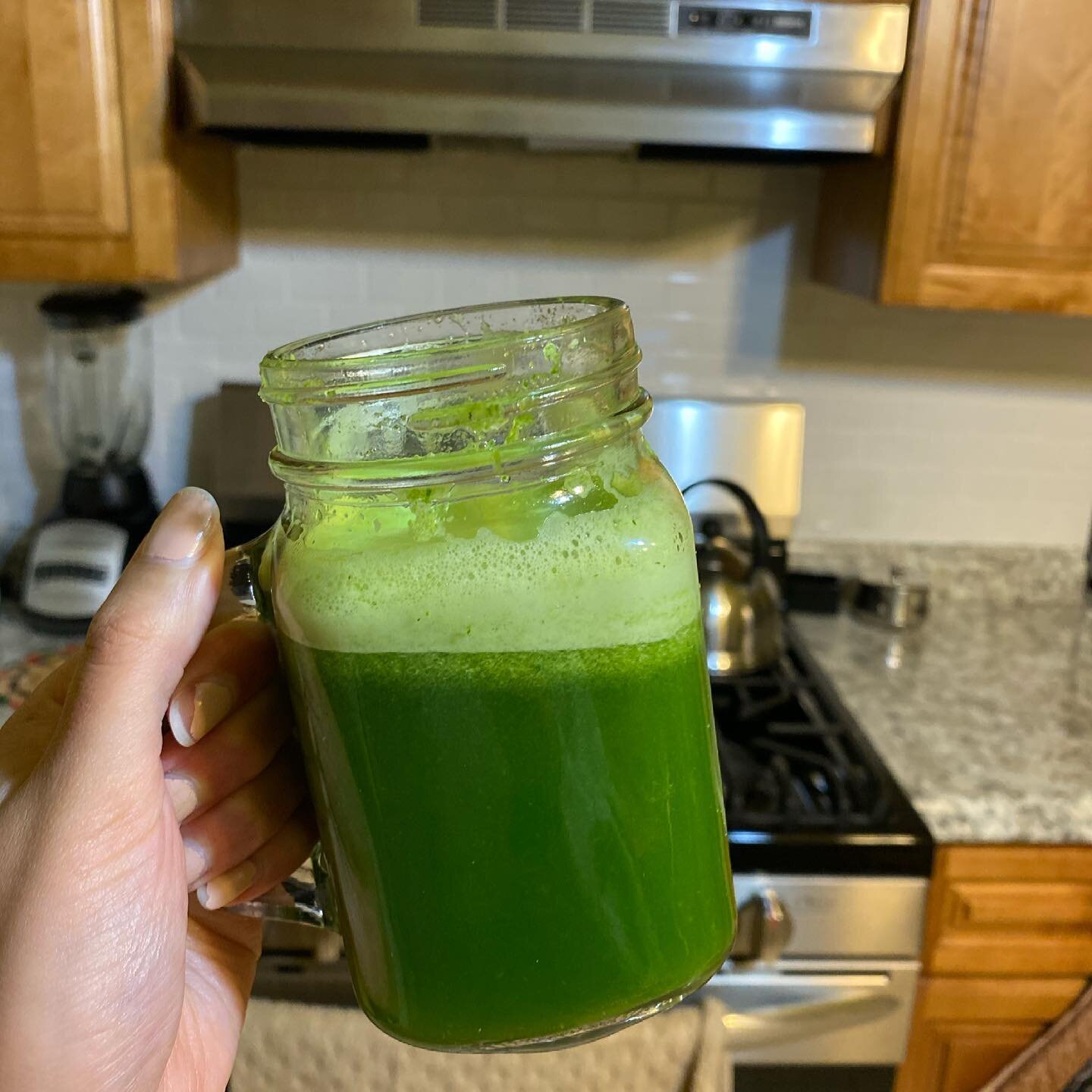 I love me a good and refreshing green juice! Made this one with spinach, celery, fresh lemon juice, black pepper and cayenne pepper. 💚😋