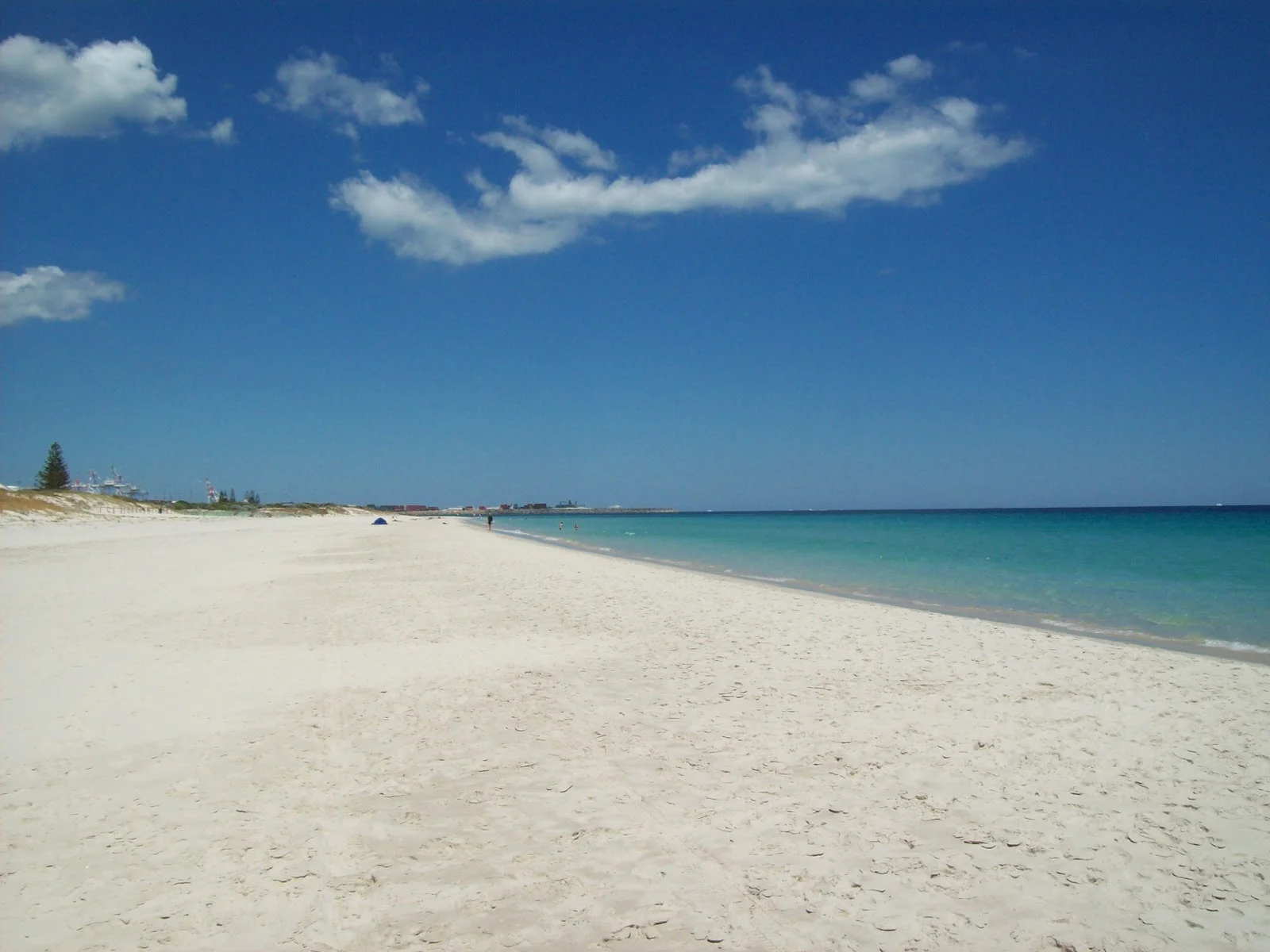 Something like the image I see when I think of Fremantle. All that empty sky. 