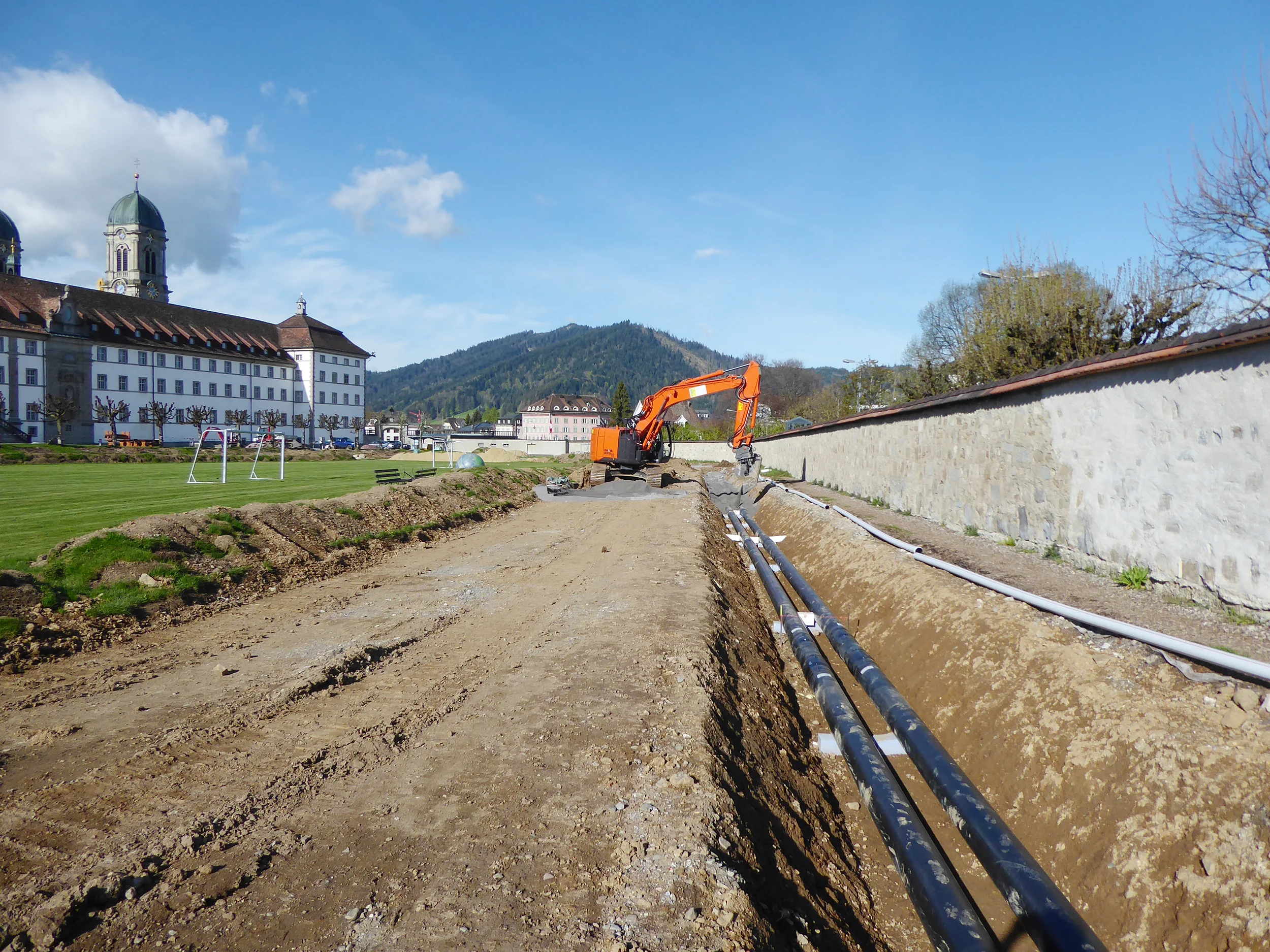 Sportplatz im April/Juni 2017: Leitungsbau entlang der Klostermauer