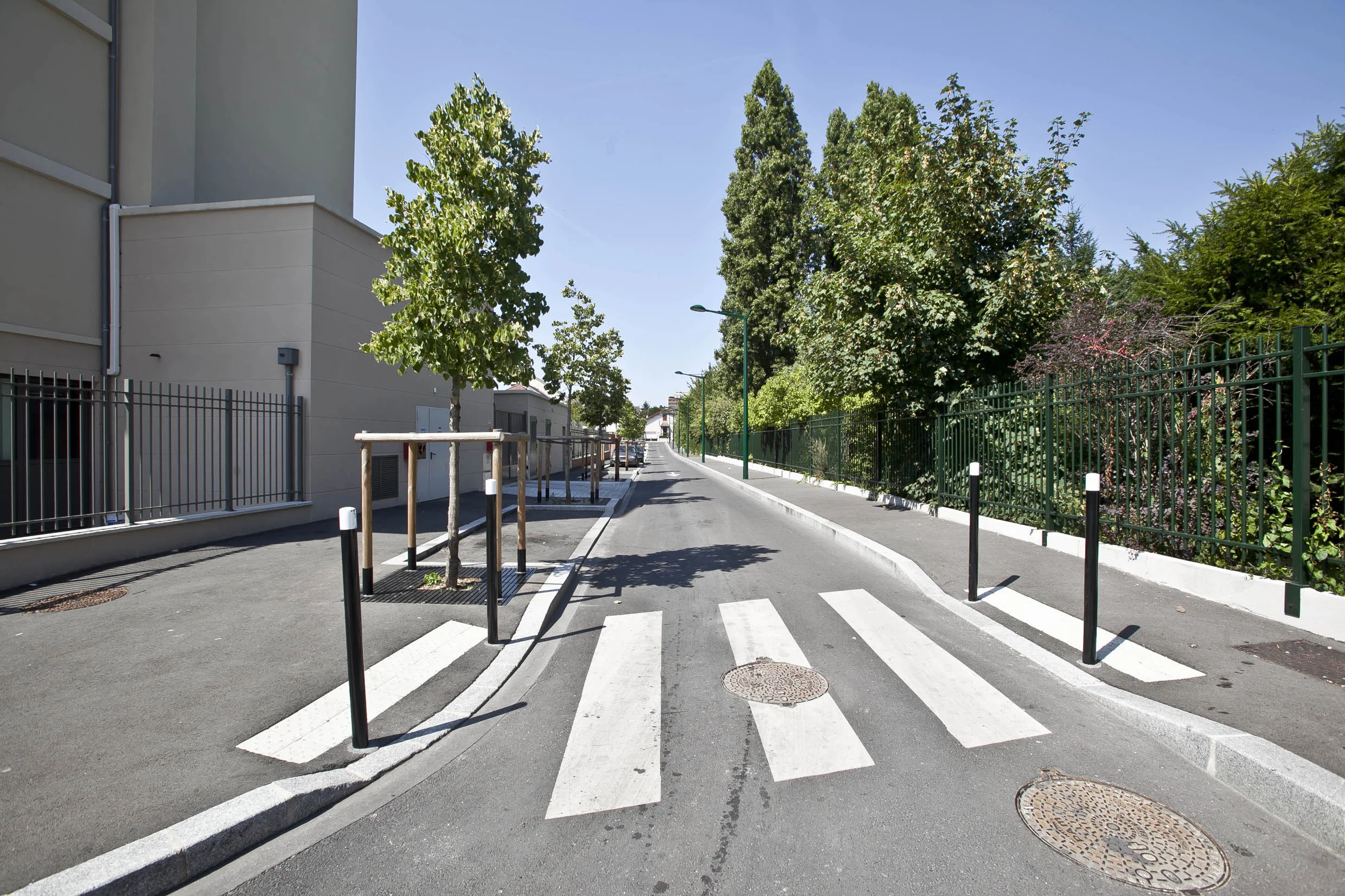 DE NOUVEAUX ESPACES PUBLICS POUR DESSERVIR LES LOGEMENTS AVEC UNE LIMITE FRANCHE ENTRE ESPACE PUBLIC ET ESPACE PRIVÉ