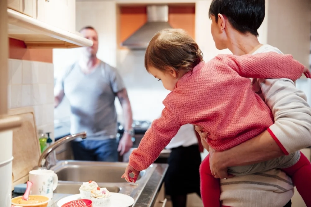 parents-arguing-child.jpg