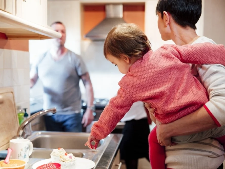 parents-arguing-child.jpg