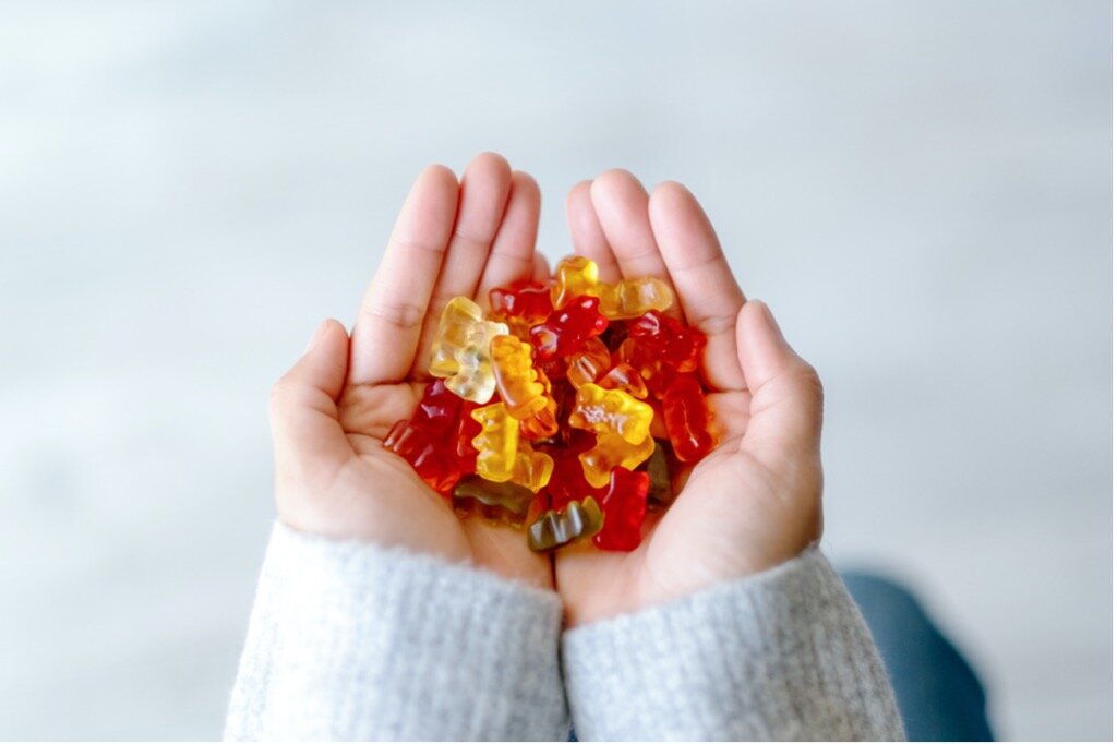 Hạn chế cho trẻ ăn quá nhiều bánh kẹo, đồ ngọt | viamclinic.vn