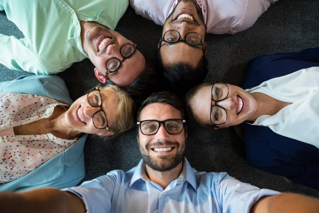 Fotolia_115210761_TEAM ON FLOOR_M.jpg