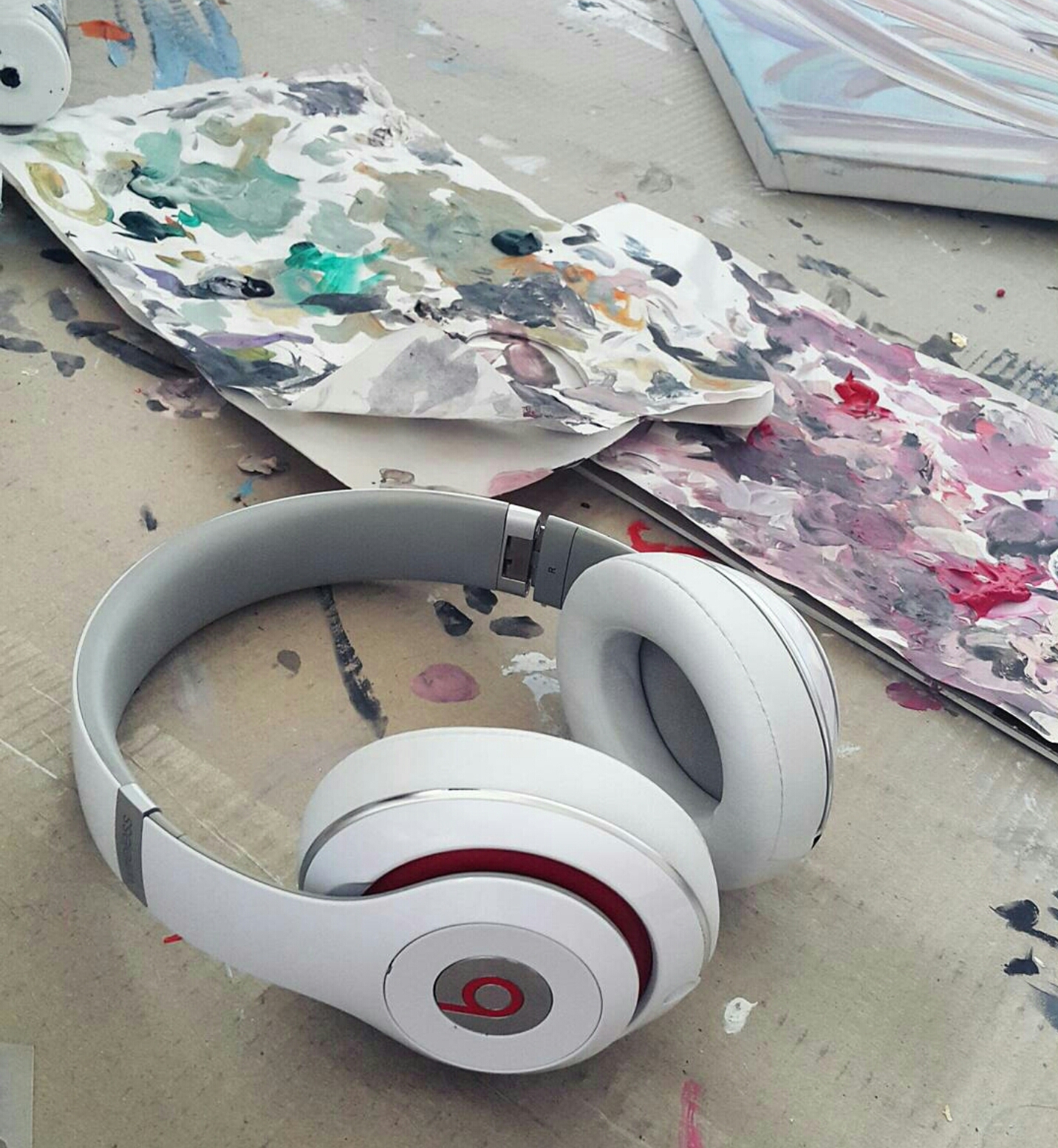 Jakość dźwięku jest najważniejsza i brak kabli też ;) Beats studio najlepsze!