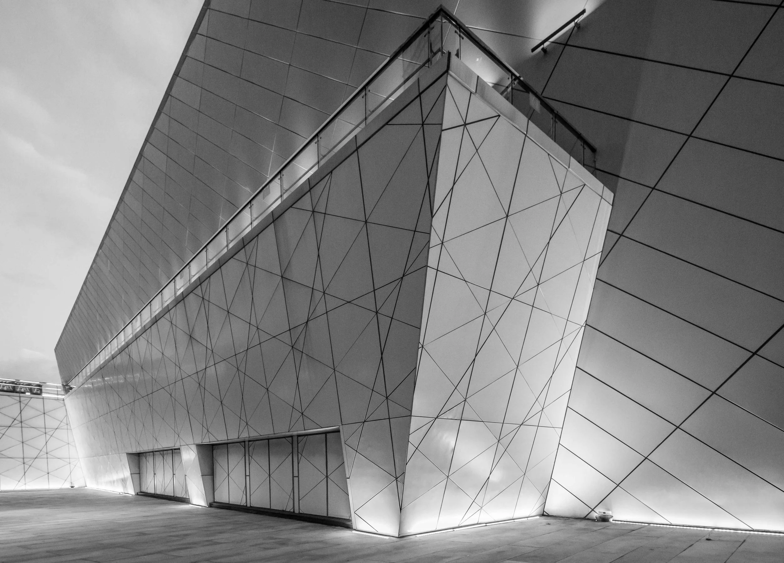 Exploring the lines in Incheon. Last night in Korea, feeling the blues after an eventful working week in which I met exceptional people. Always sad parting from new friends. I hope I will come back to explore further this country in the near future. In the pic, one of the amazing constructions in Incheon.