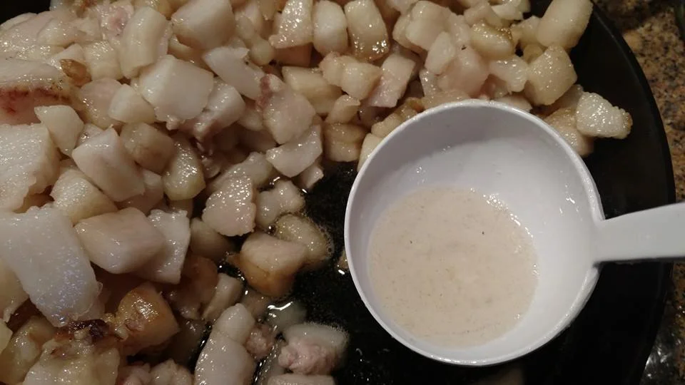 Stir occasionally with a wooden or metal spoon. Do NOT use plastic; it will melt! 10 to 15 minutes into cooking, your fat cubes will be swimming in lard. The longer the pig fat cooks, the more lard is rendered out. During the first 20 minutes or so, the fat only requires a bit of stirring. After this, however, the process moves along quickly, so don’t go too far! When the pieces of pig fat turn brown and slightly crisp, the rendering process is over. You may notice that some smoke begins to rise from the skillet. Remove the skillet from the heat before or as soon as this happens.