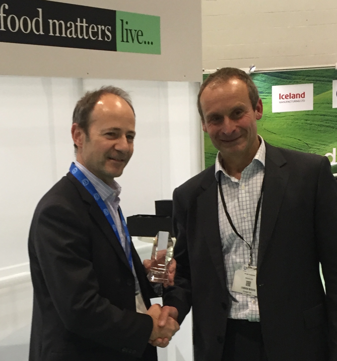 Ivor (left), Phynova’s Managing Director, receives the award from Jim Trueman, Principal Industrial Fellow at IfM ECS