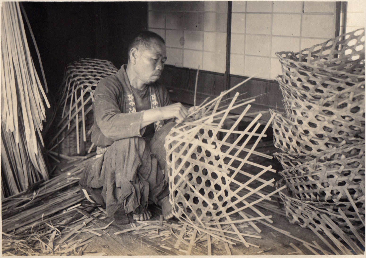 Basket_Weaver_in_Japan_(1915_by_Elstner_Hilton).jpg