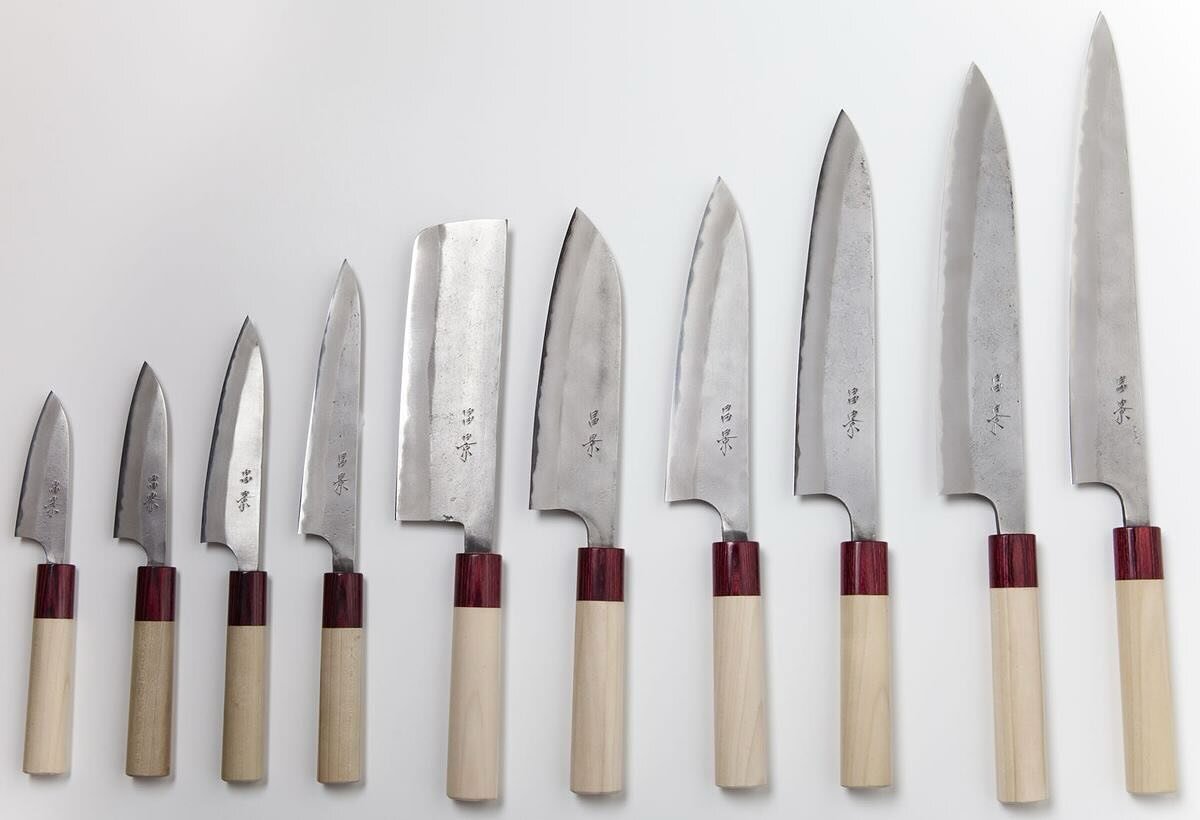 Difficile d'utiliser autre chose qu'un couteau Japonais lorsque l'on s'y essaye. Il y a un couteau pour chaque usage: l&eacute;gumes et fruits, viandes, poissons, ... Ils sont le fruit d'un artisanat centenaire qui n'a fait que se perfectionner ai fi