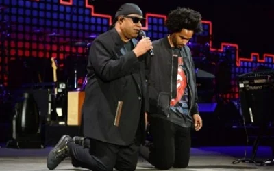 Stevie and son Kwame, kneeling for America (photo: Getty)
