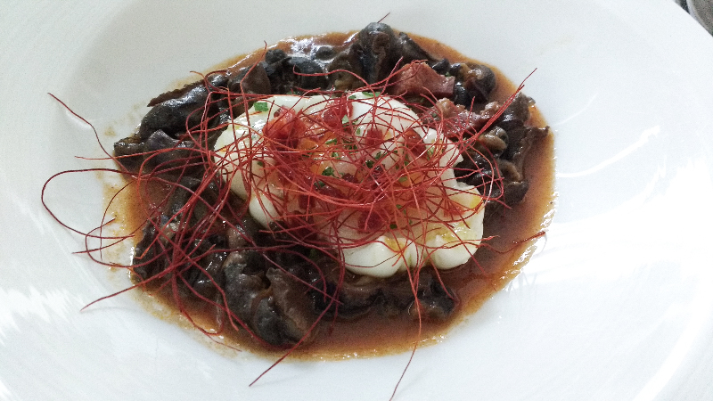 Caracoles con huevo (Snails with poached egg)