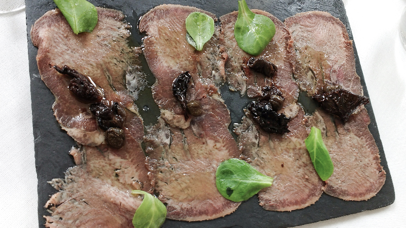Lengua con tapenade (Beef toungue with tapenade)