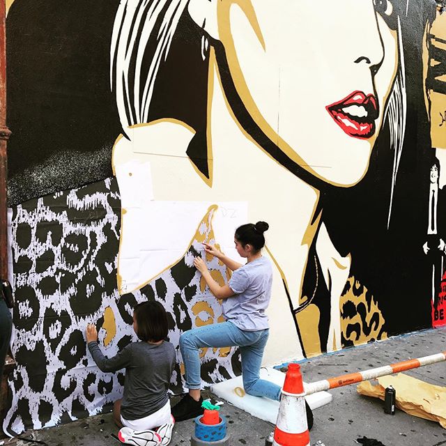 @fairey_girl1  and #madyunicornfairey of the @tigerlightscreative helping @obeygiant with the @debbiehazza @blondieofficial mural on the lower Eastside! #firsttime