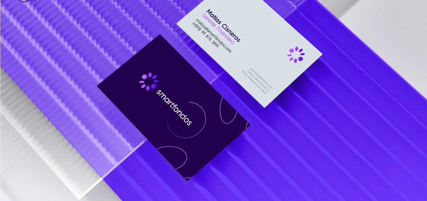 Tarjetas de Smartfondos sobre una composición violeta