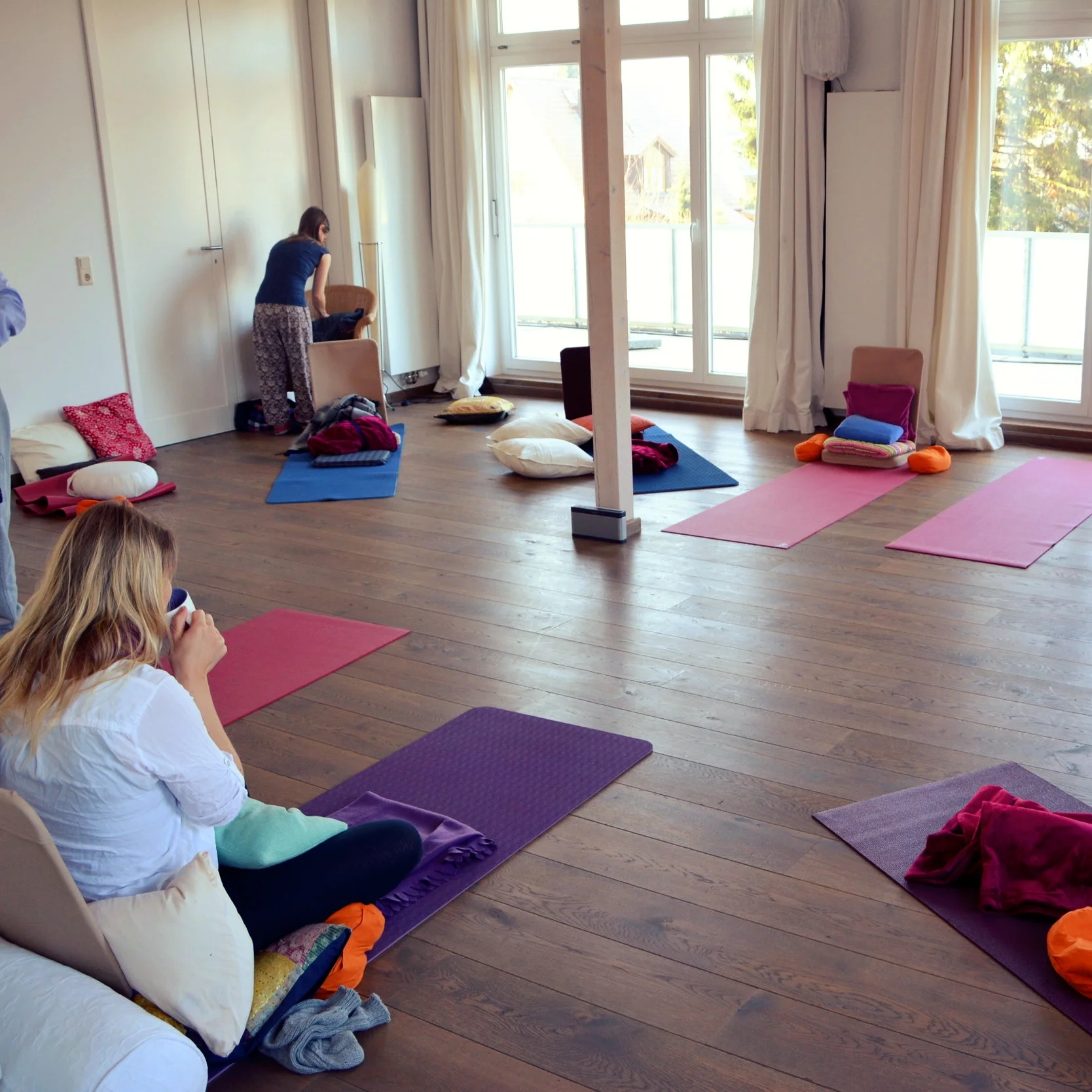 Meditation - Kurse Reiki und Meditation sind für uns eng miteinander verbunden. Reiki ist ein hervorragender Einstieg in Meditation. Meditation und Reiki sind eine wunderbare Ergänzung füreinander und Unterstützung regelmäßiger Achtsamkeits- und Meditations-Praxis. Unter diesen Links und Im Terminkalender erfährst du mehr über unsere regelmäßigen Meditationsabende mit zeitgemäßen aktiven Methoden, weitere Events und Meditationswochenenden (Workshops) in Hamburg.