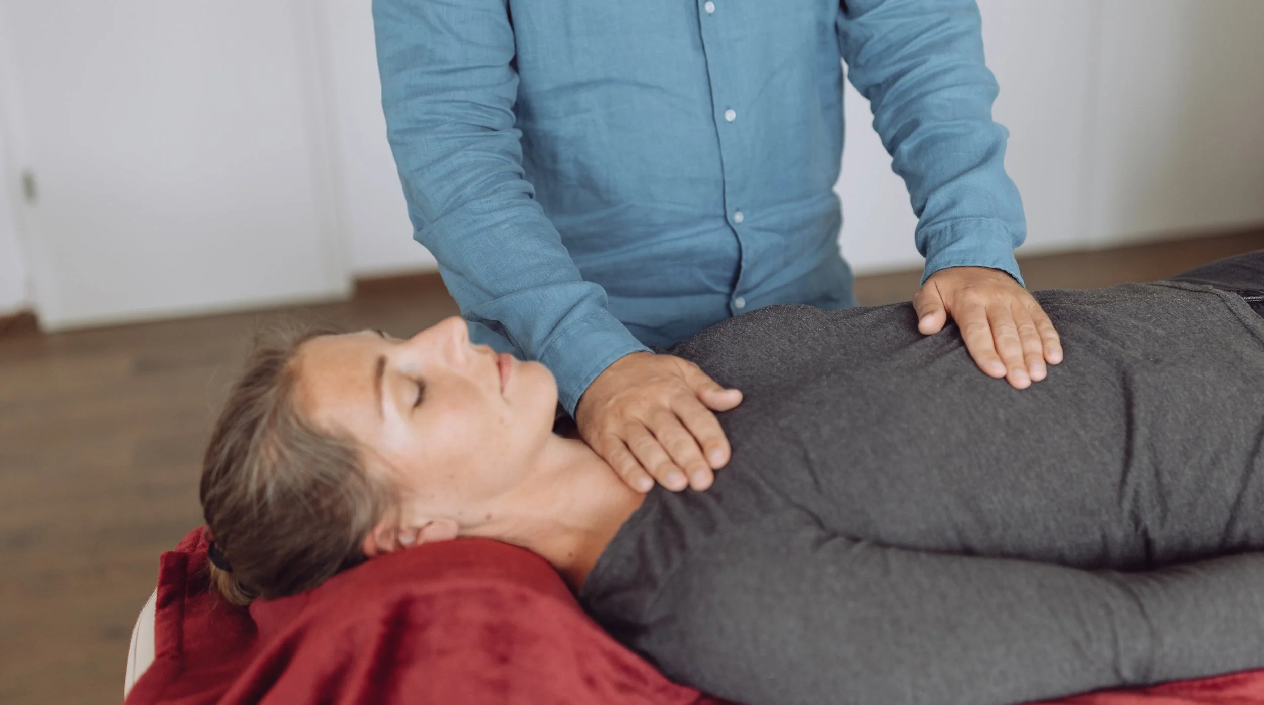 Wie läuft eine Reiki-Behandlung ab? – Ablauf, Dauer & Erfahrungen aus meiner Praxis
