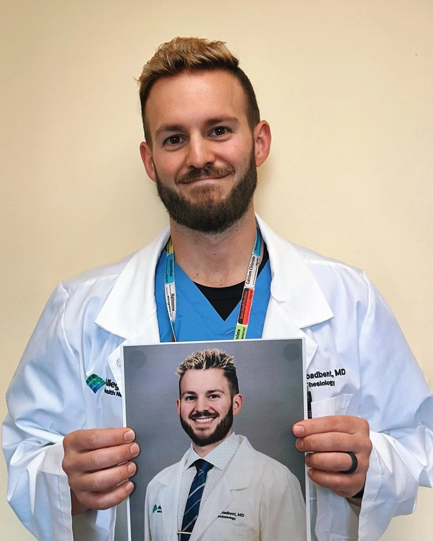 Staying true to his word (and putting his own spin on a gold signal✨😉) Dr. Broadbent finally made the photoshop a reality and debuted the frosted tips!!! 🫡🥶#frostedtipfriday