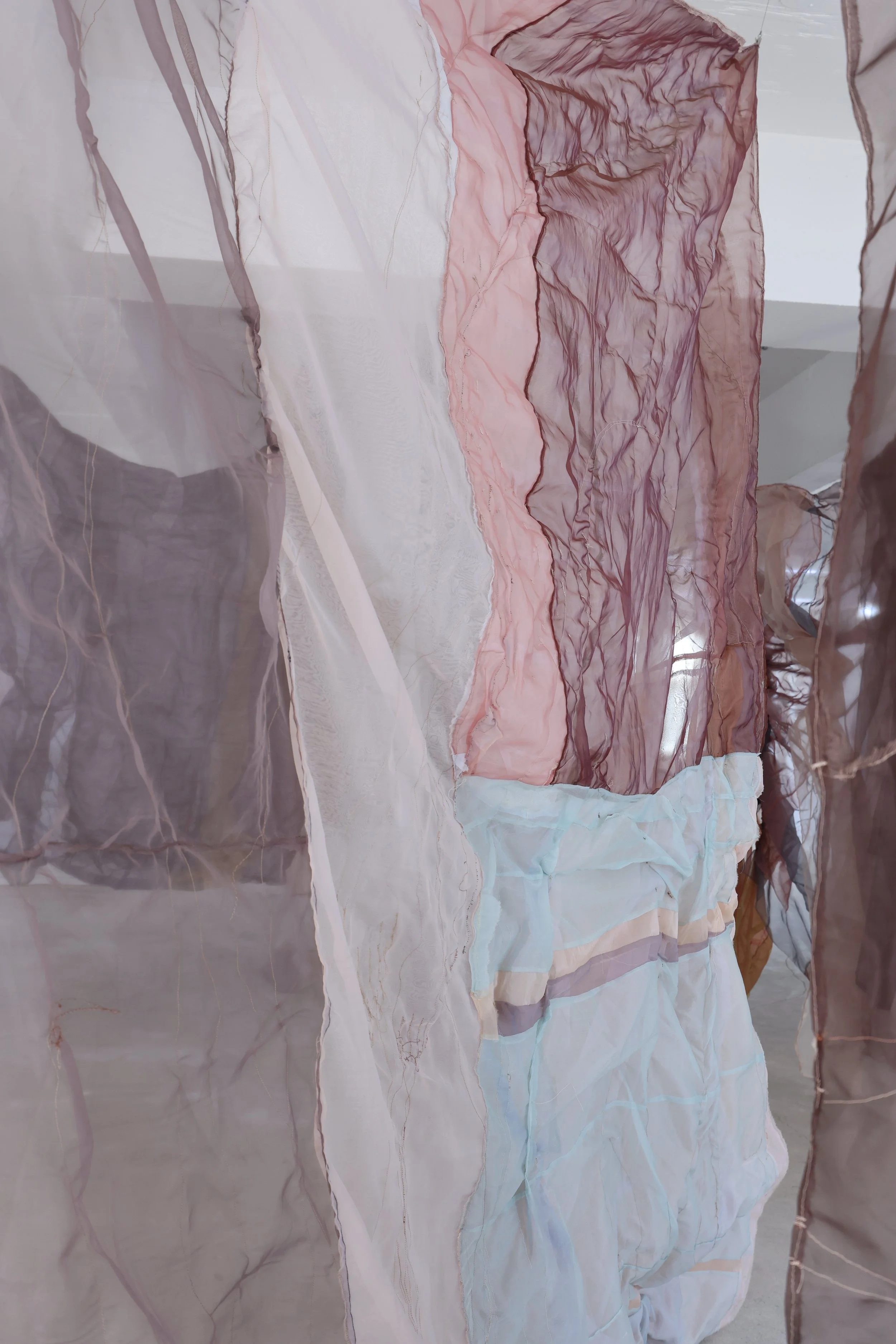  The front and back are exposed differently. Stitched lines that resist the sewing machine, tangled threads, and fabric unintentionally pulled in all remain visible. While a painting typically reveals only its surface, this work lays bare the entire 