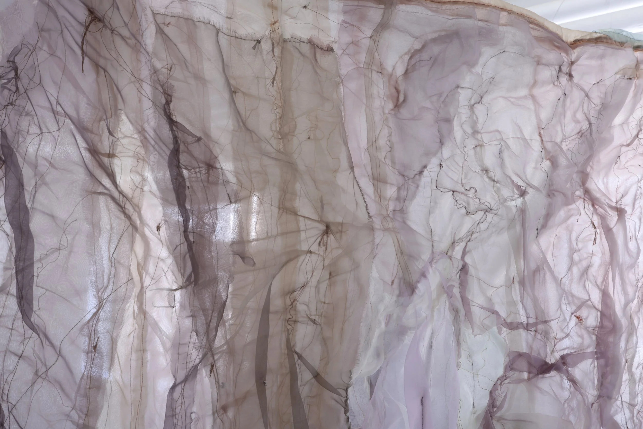   Nobang fabric also creates contrast between front and back. The front appears delicate and refined, while the back exposes raw seams and tangled threads—like hidden scars. This reflects how, no matter how much we try to control and refine, instabil