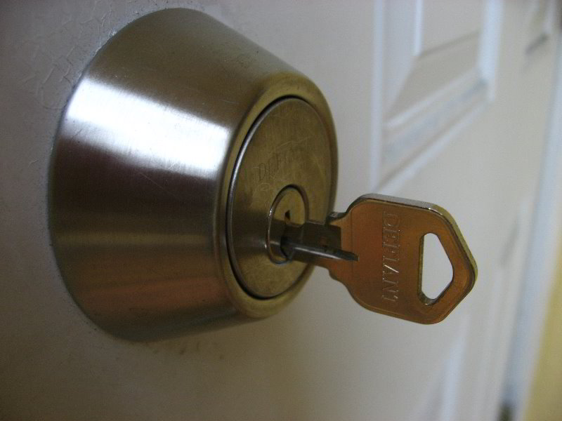 How-To-Lubricate-Sticking-Door-Lock-And-Key-007.jpg