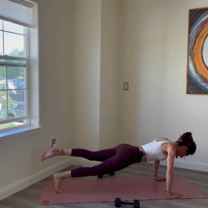 Finding new ways to challenge ourselves and become stronger while #wfh = Adding a leg lift to push-ups snd chest work 🙌🏻
&bull;
#chestpress #bridge #pushupchallenge #plankchallenge #multitasker #athomeworkout #strengthtraining #digitalworkout