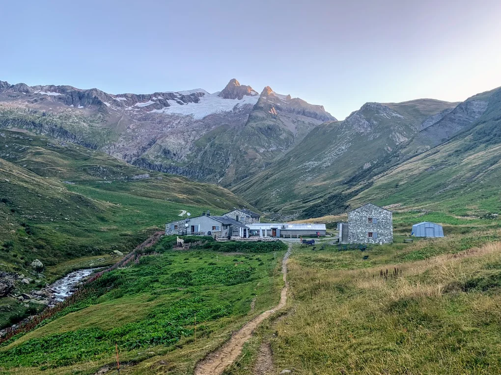 Idyllic setting of Refuge des Mottets