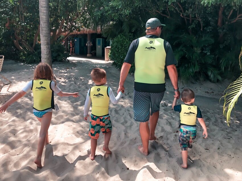 Tips for Visiting Discovery Cove Orlando with Kids — A Mom Explores |  Family Travel Tips, Destination Guides with Kids, Family Vacation Ideas,  and more!