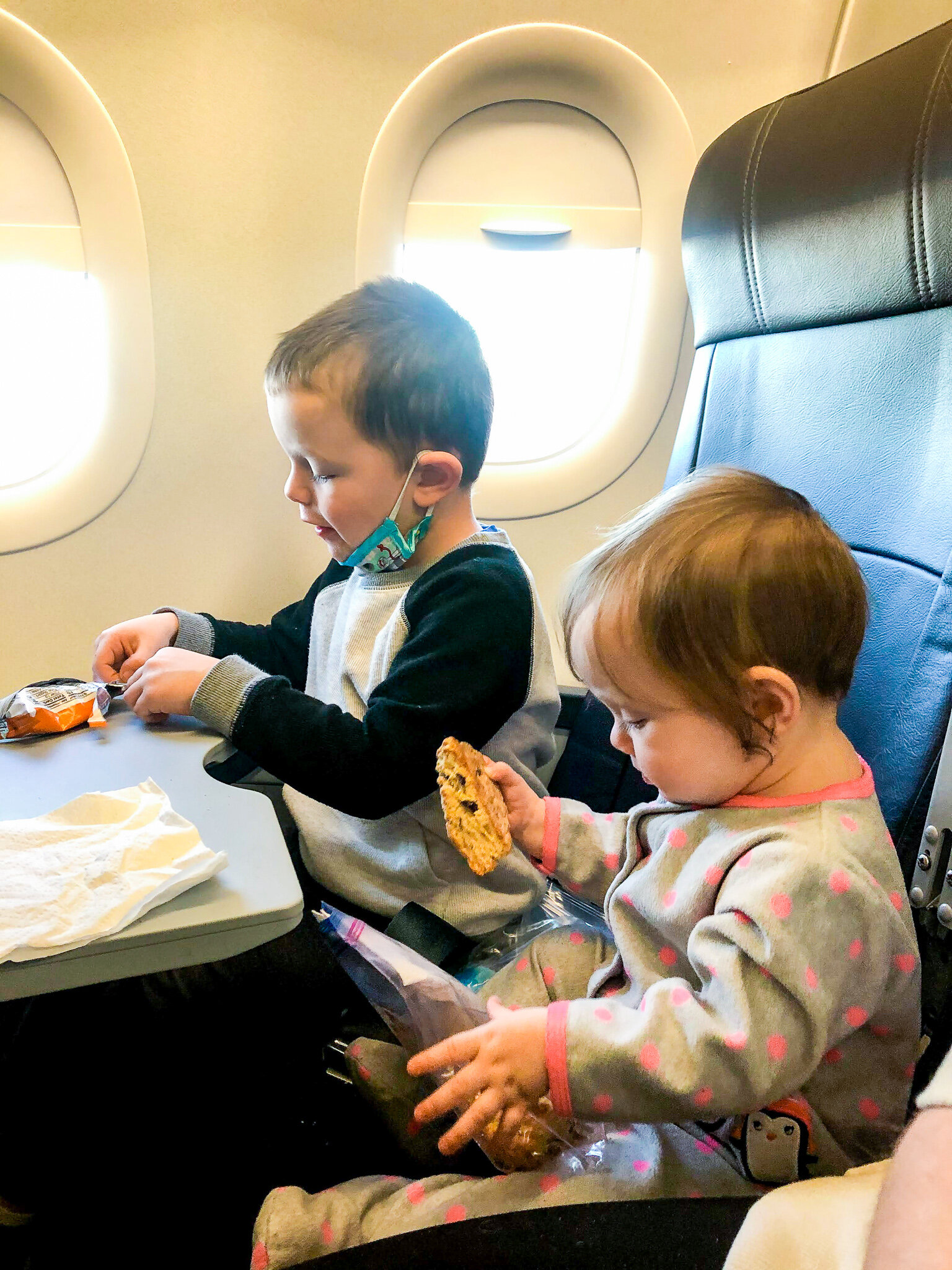 How To Entertain a Toddler on a Plane [16 Activities]