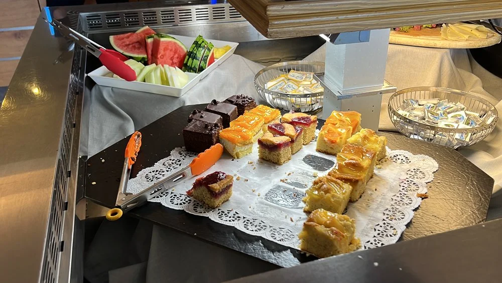 snack time pitzis kinderhotel.jpg