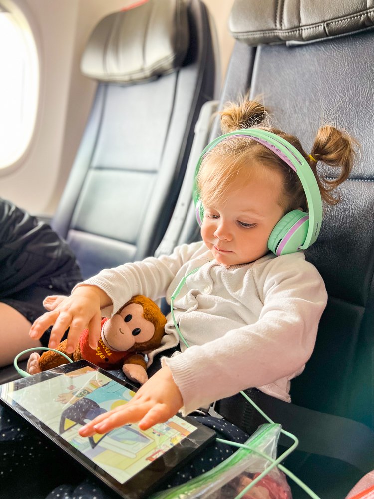 15 Fun Activities for Toddlers on an Airplane - It's a Family Thing
