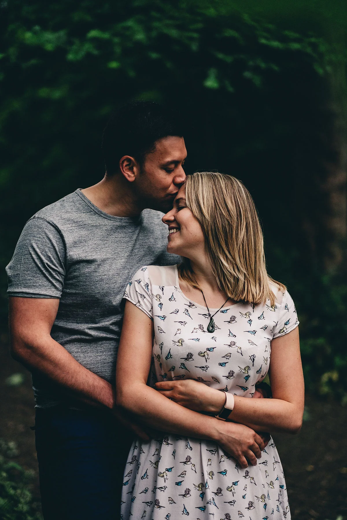 Couple kiss during engagement shoot in Holmebrook Valley Park, Chesterfield