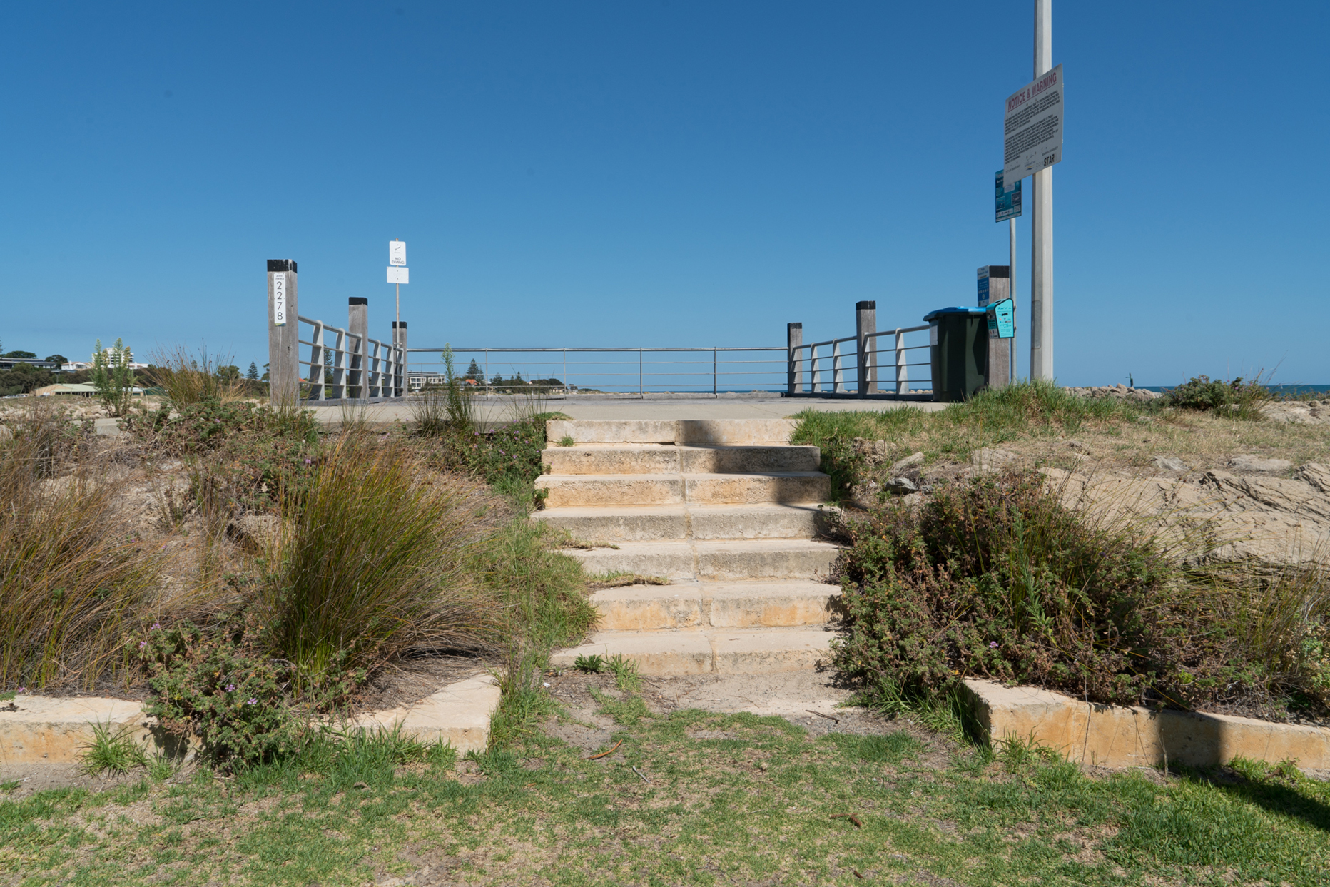 Plate 5: Lookout/viewing platform from Breakwater Parade