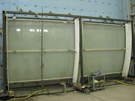 A full scale mock up was built in order to test the performance of the system, were glass was used as an structure element along with the horizontal steel rods.