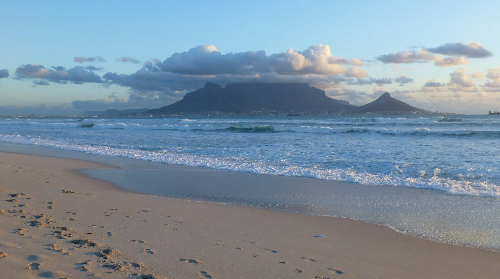 beach-483868_1920.jpg