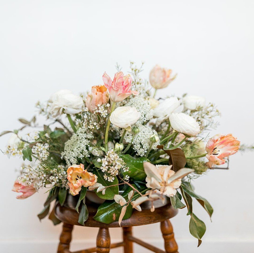 What are you favorite filler flowers? I find myself going to waxflower again and again because it is easy for DIY brides to use but is less recognizable and predictable than something like baby's breath. ⁣
.⁣
.⁣
.⁣
#diyflowers #diyweddingflowers #ran