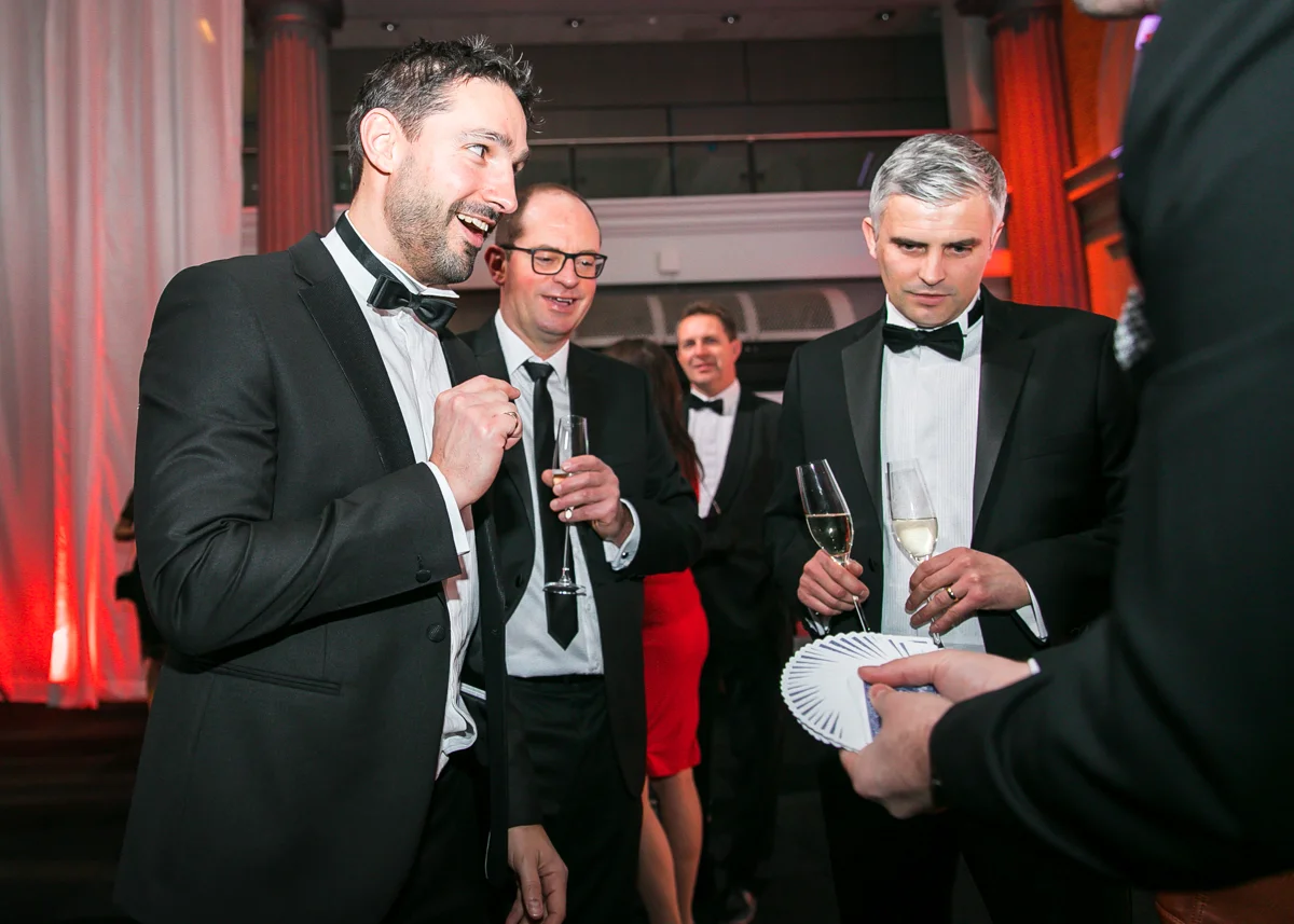Engaging and entertaining guests during the drinks reception is a great way to avoid everyone congesting the bar at once and creates a pleasant, relaxed atmosphere.