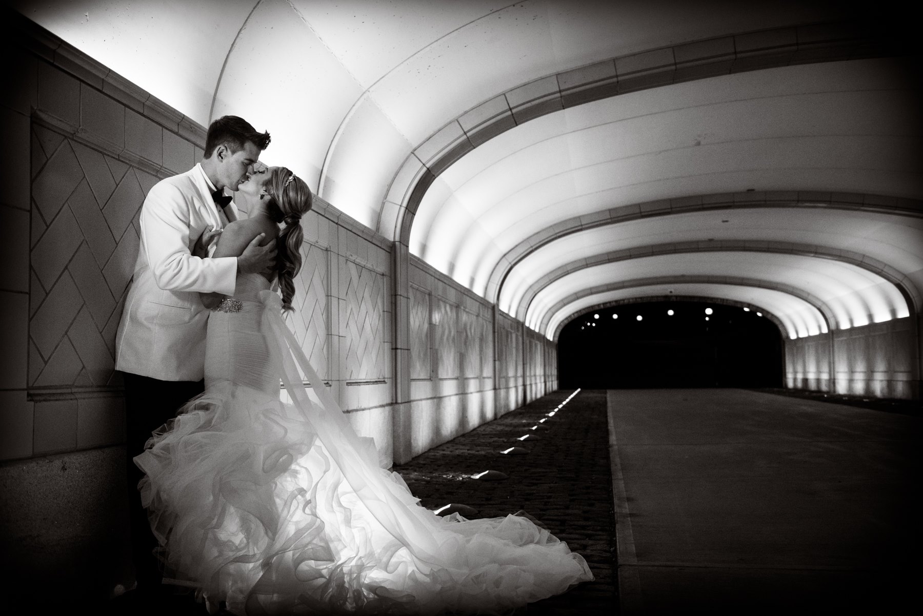 bride-and-groom-kissing-in-tunnel.jpg
