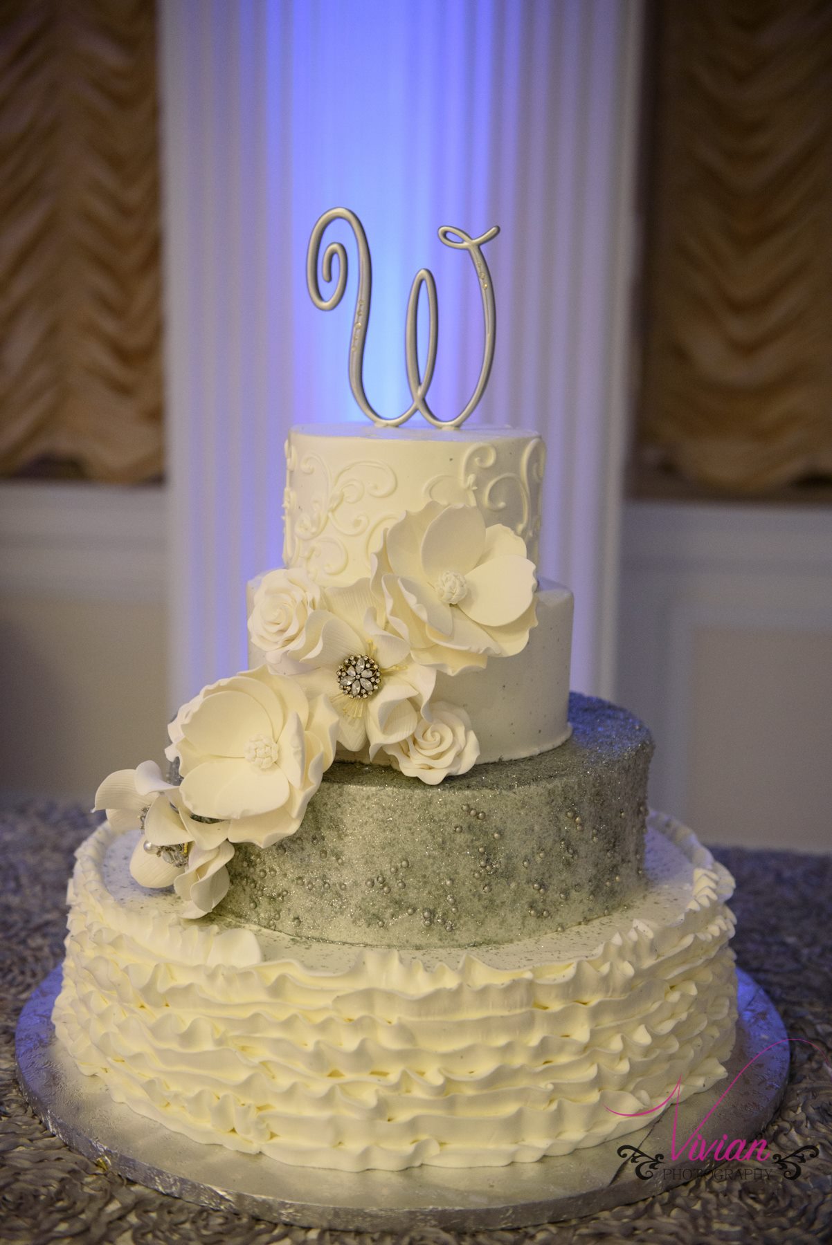 winter-wonderland-themed-wedding-cake.jpg