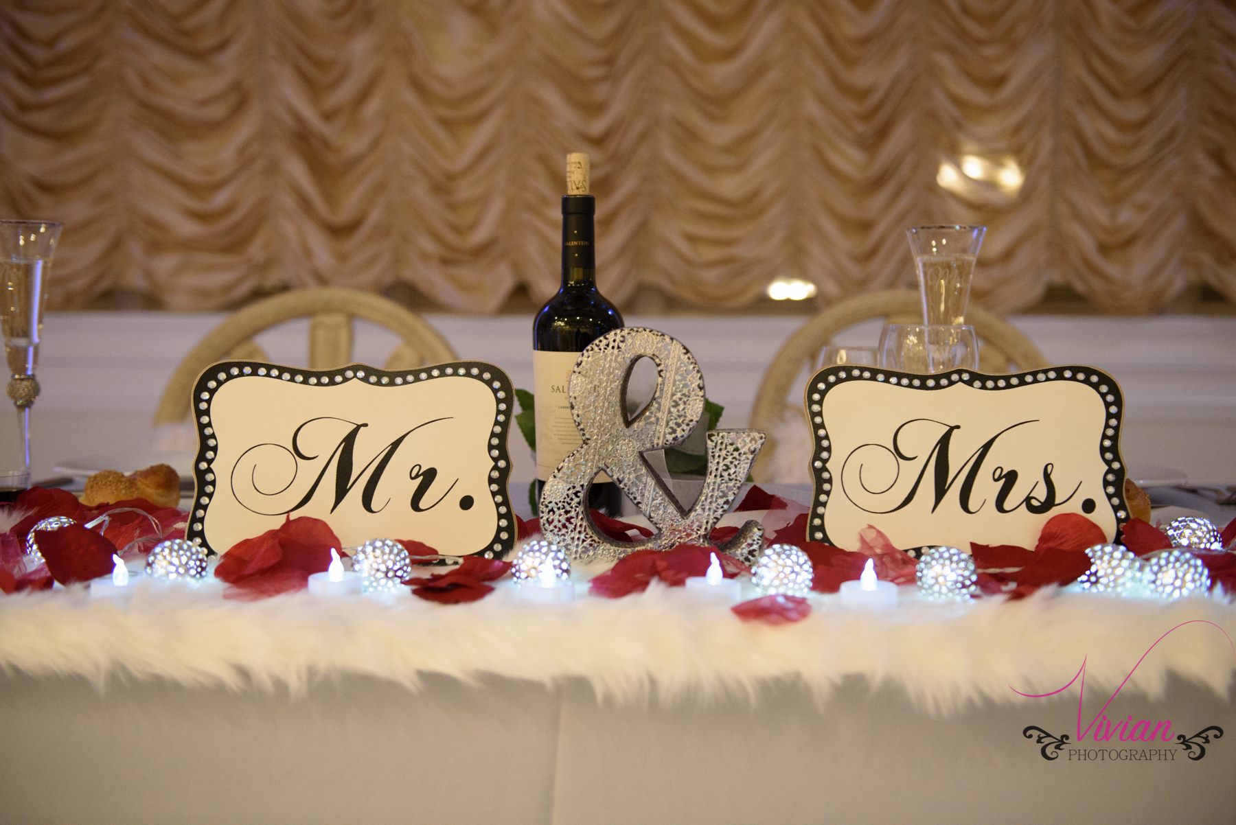 winter-wonderland-bride-and-groom-table-decor.jpg