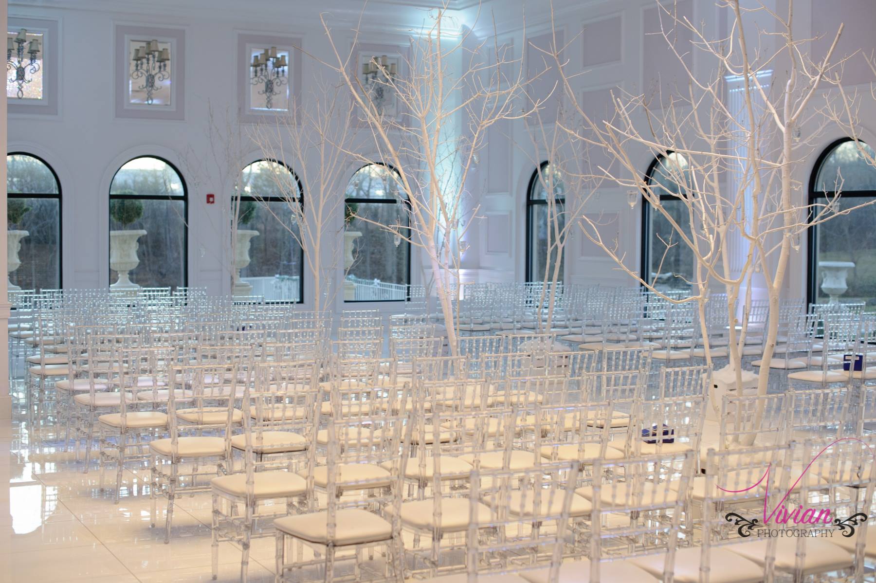 winter-wonderland-themed-wedding-seating-area.jpg